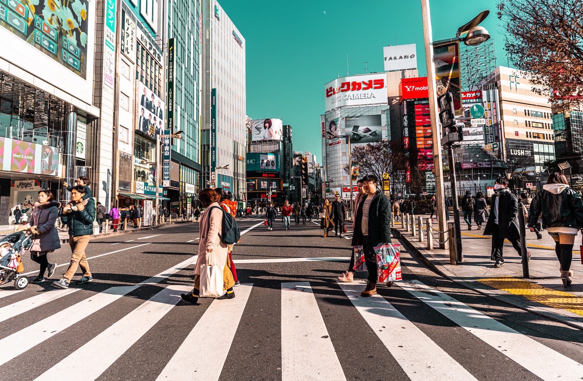 친환경 주택은 우리 주변의 환경을 보호하는데 많은 영향을 미칩니다. 그럼에서 에너지 절약은 대기 오염과 온실 가스 배출을 줄이는 데 도움을 줍니다. 이로써 대기질이 개선되고 온실 효과가 감소합니다.