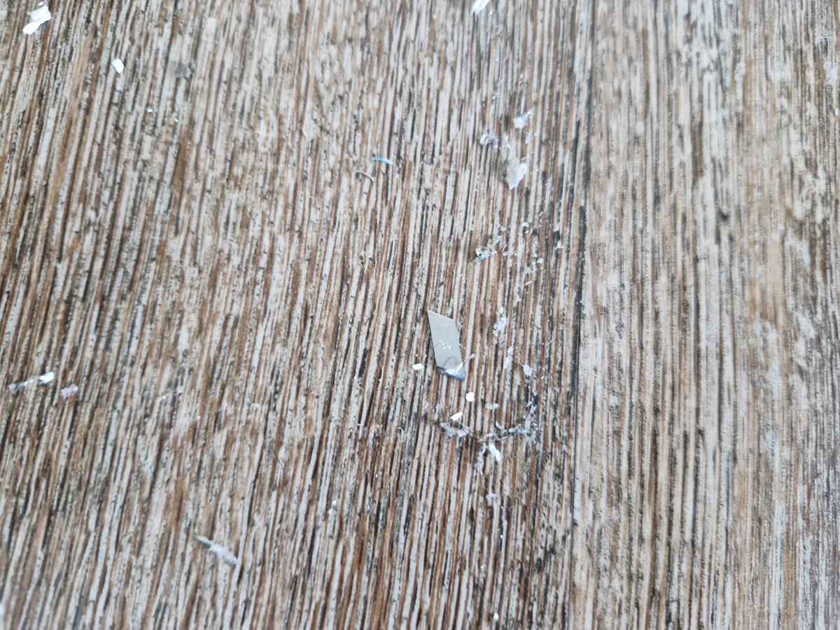 쓰레기와-칼날이-떨여져-있다