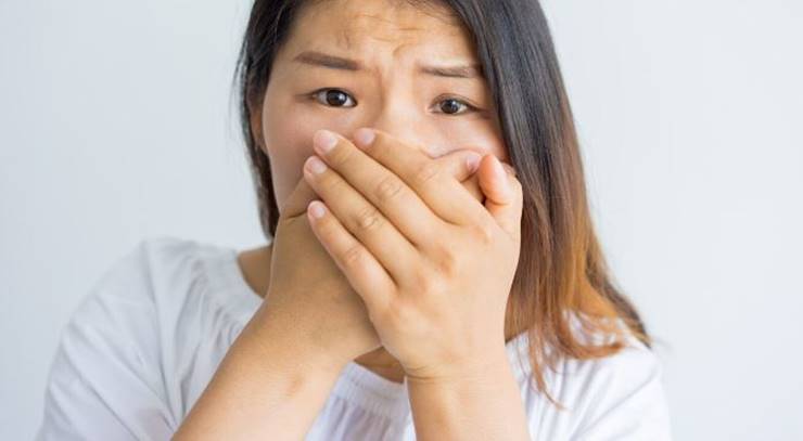 입을 가리고있는 여자