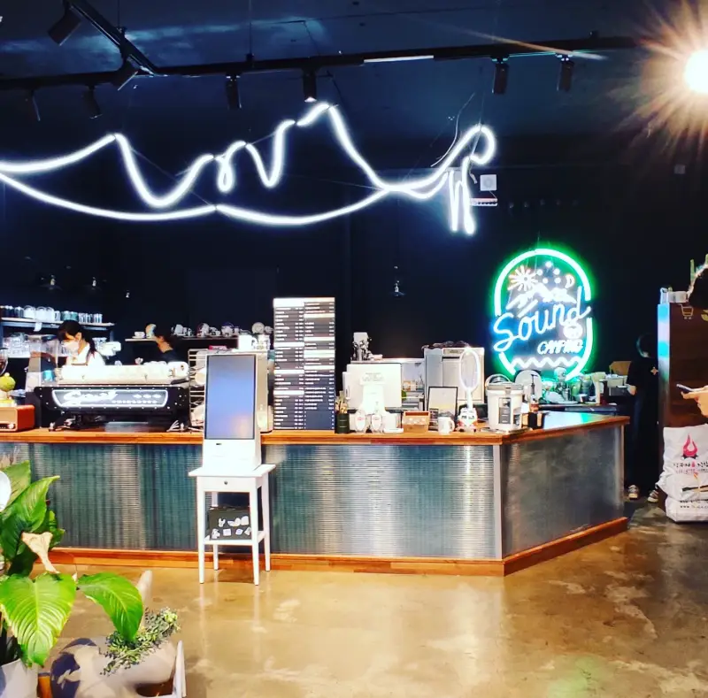 네온사인과 스텐으로 분위기있는 카운터