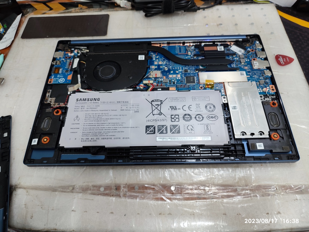 뒤면 커버를 열면 노트북의 내부 분해된 모습입니다.