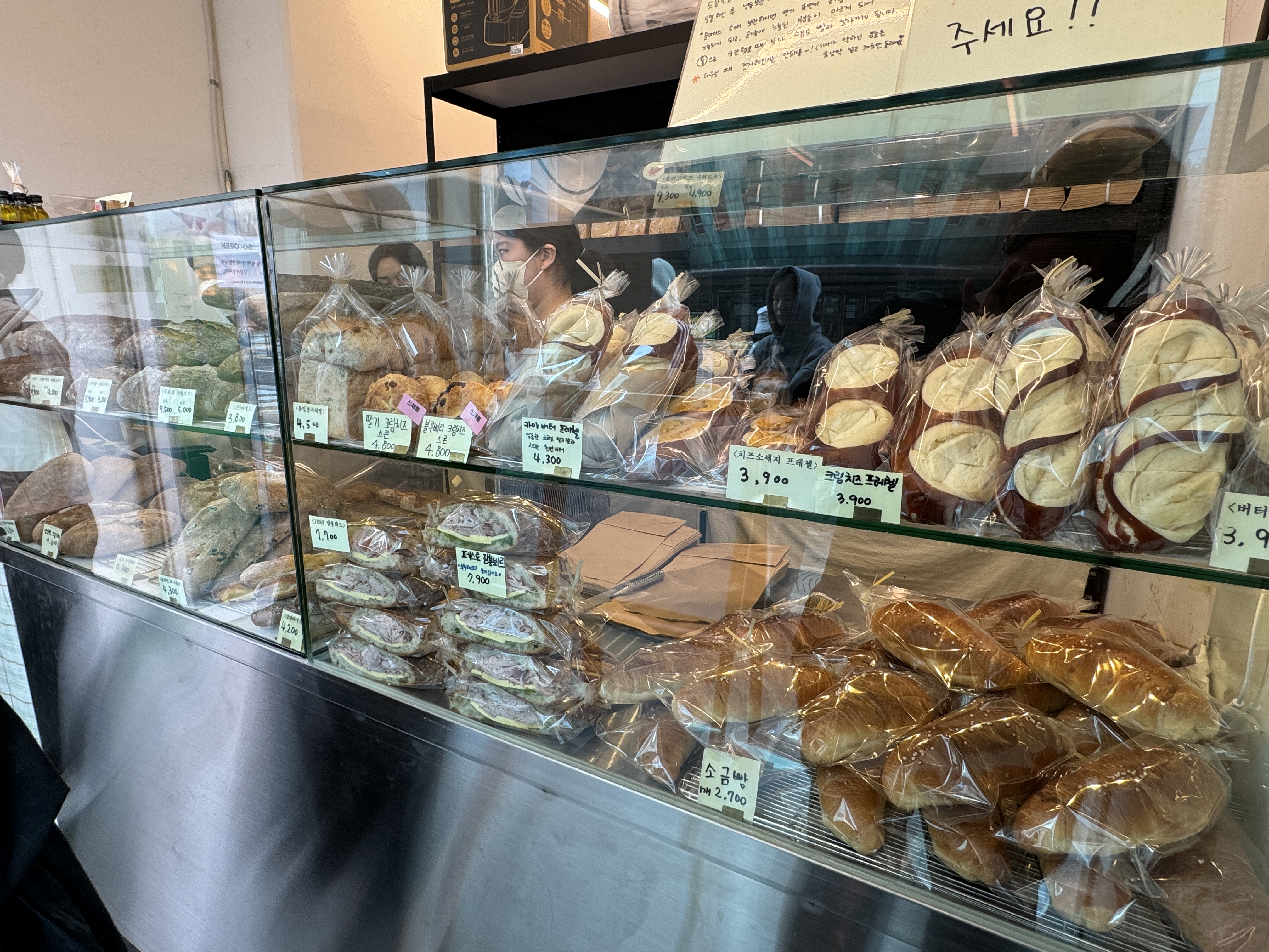 바게트1089-쇼케이스-다양한빵들