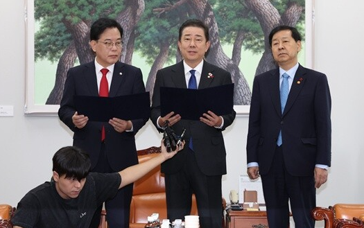 송언석 국민의힘 원내대표(왼쪽)와 김병기 더불어민주당 원내대표