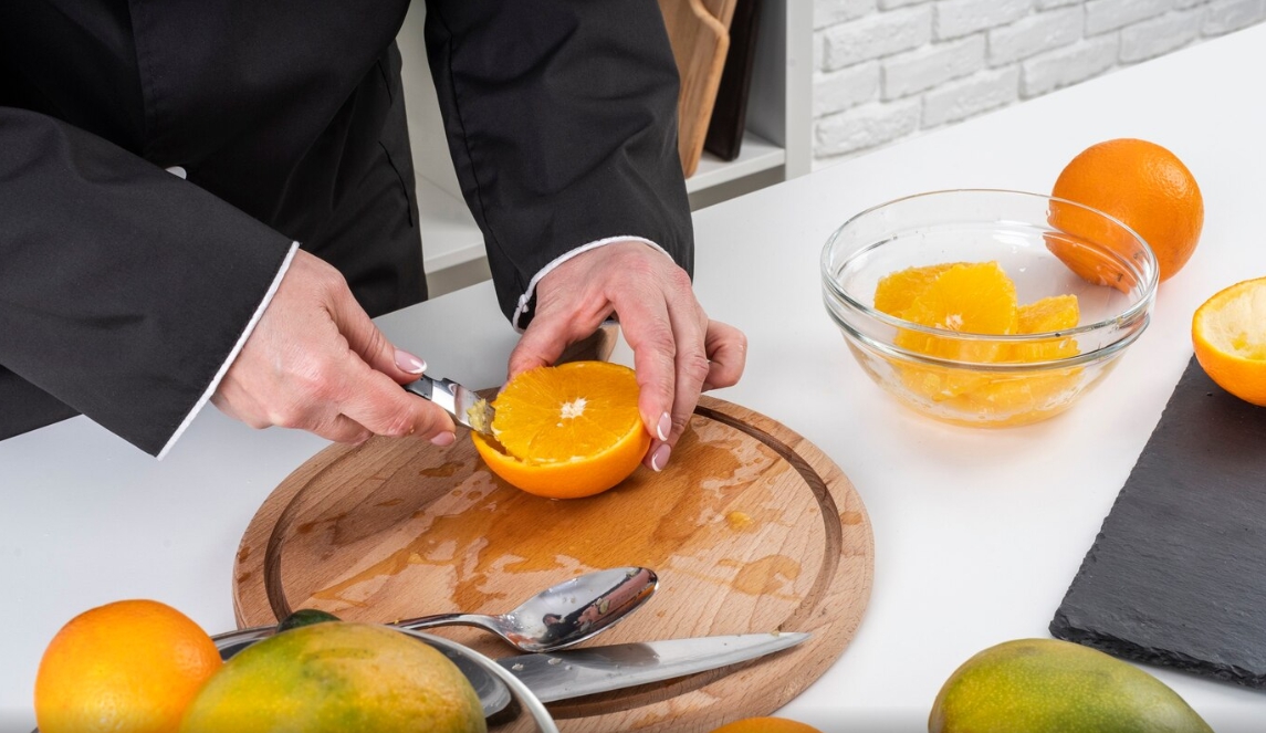 회사원이 오렌지를 손질하고 있다