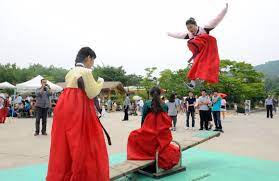 한국의 전통 놀이 널뛰기의 유래와 놀이 방법 및 특징