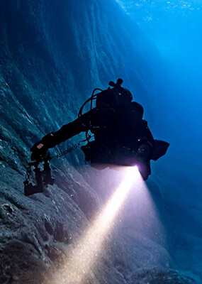 수중 스쿠버 다이빙을 즐기는 사람