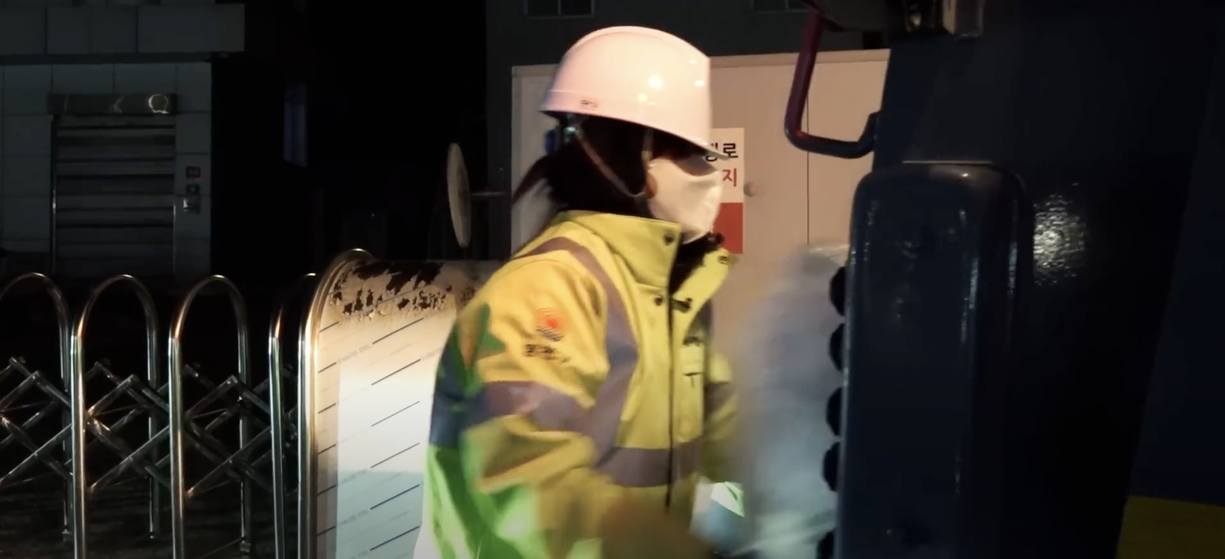 최강희가 직접 쓰레기를 수거하는 장면