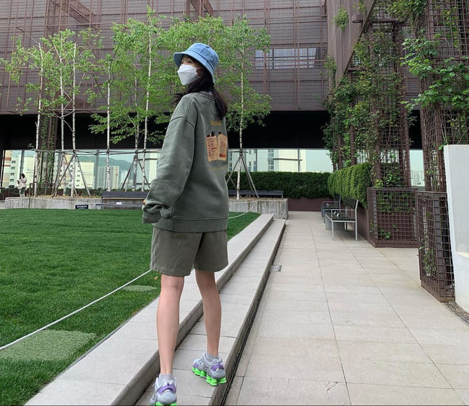 배우 진기주 사복