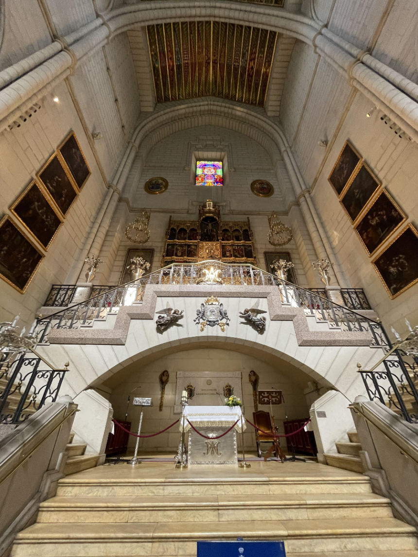 알무데나 대성당 실내