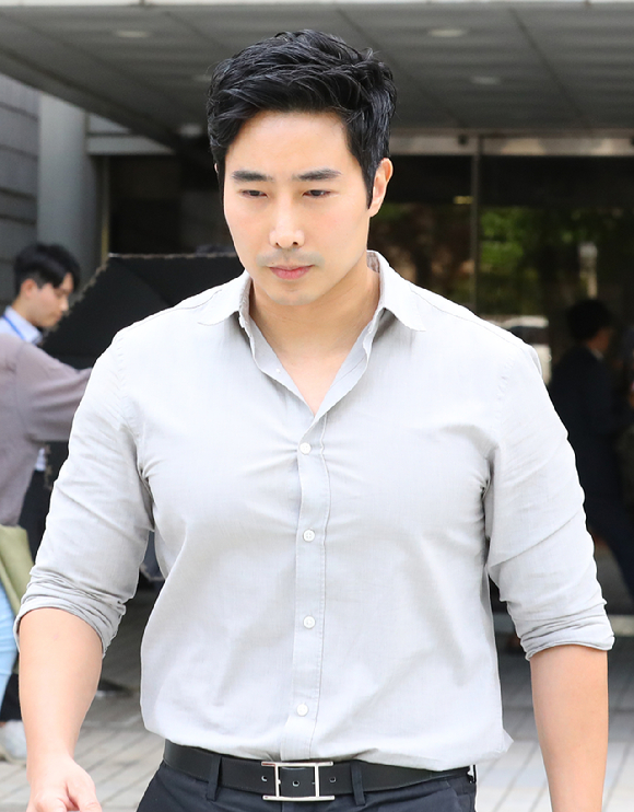 이근이 지난달 17일 서울 서초구 서울중앙지법에서 열린 &#39;여권법 위반 및 교통사고 뺑소니 혐의&#39; 관련 1심 선고공판을 마친 후 법원을 나서고 있다. [사진=뉴시스]