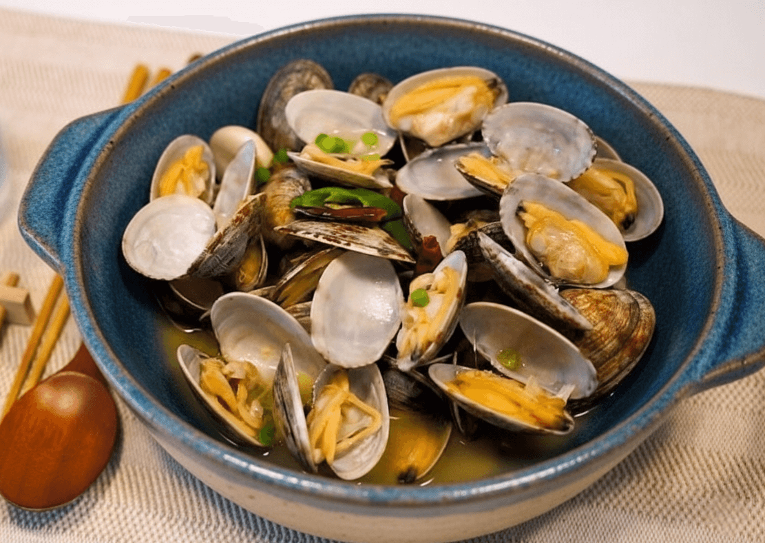 푸른냄비에 바지락이 풍요롭게 들어간 바지락 술찜.