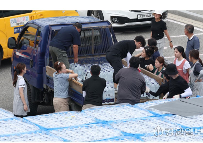 사진 출처 : 강원일보 생수 나르는 주민들