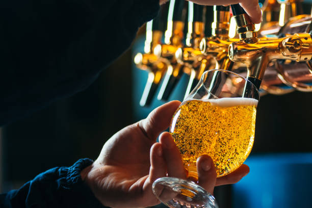 맥주따르는 모습