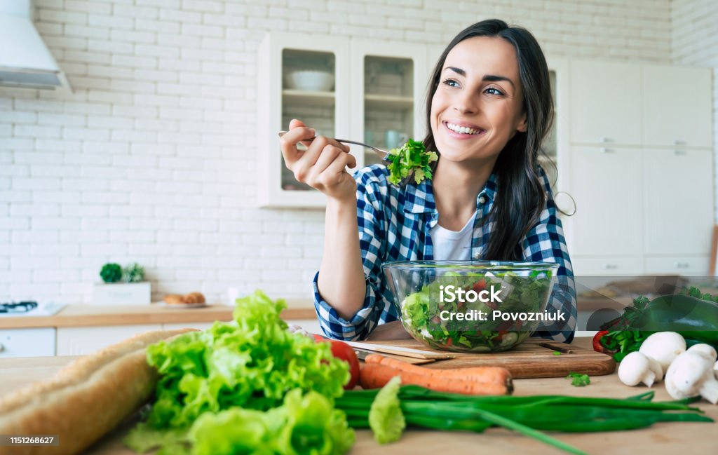 20대 여성 샐러드 먹는 이미지