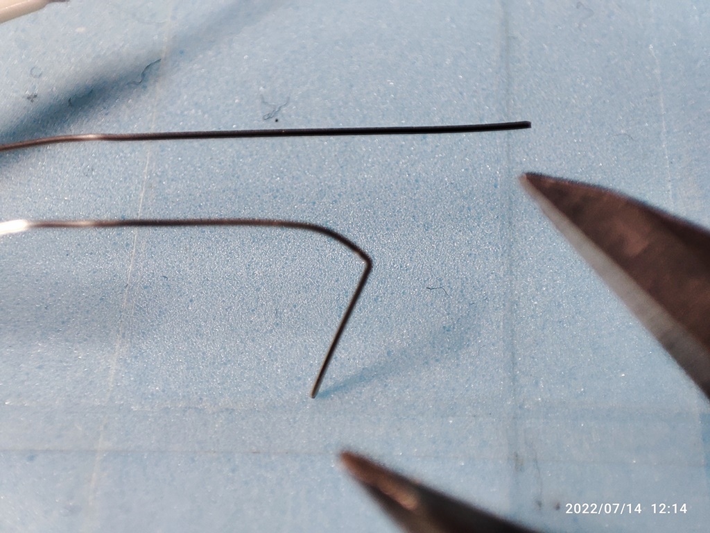 니퍼로 케이블선을 집었다가 놨습니다. 끊어지지 않을 정도의 힘으로