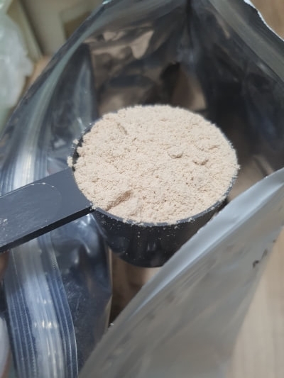 스쿱 안의 단백질 분말