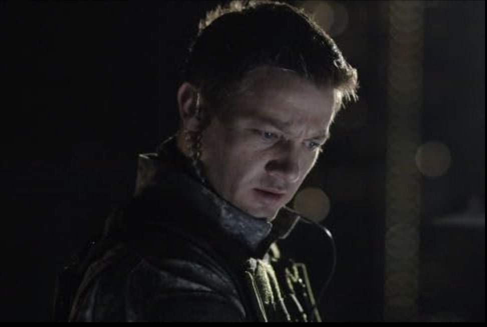 〈28주 후〉 도일 역의 제레미 레너 – 어두운 밤, 무전기를 통해 명령을 듣는 장면