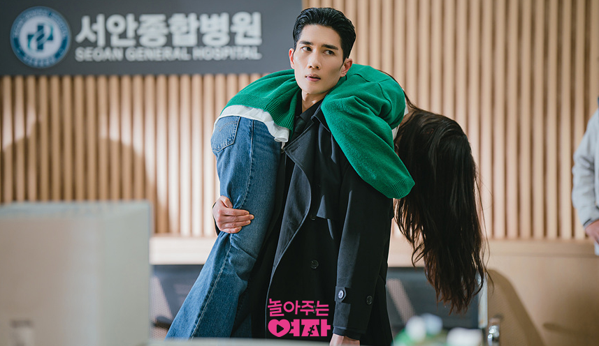 놀아주는 여자 줄거리