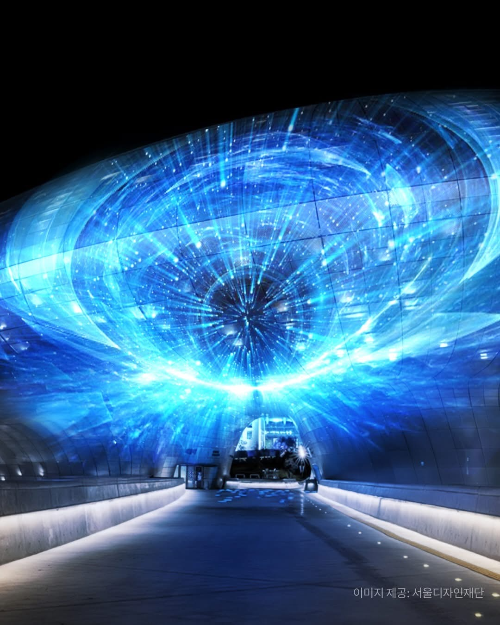 서울디자인재단에서 공개한 서울라이트 DDP 2025 여름의 한 장면. 푸른 빛과 DDP의 모습이 어울어져 환상적인 경험을 나타냄