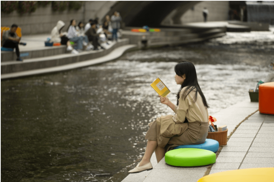 책읽는 맑은 냇가 배경