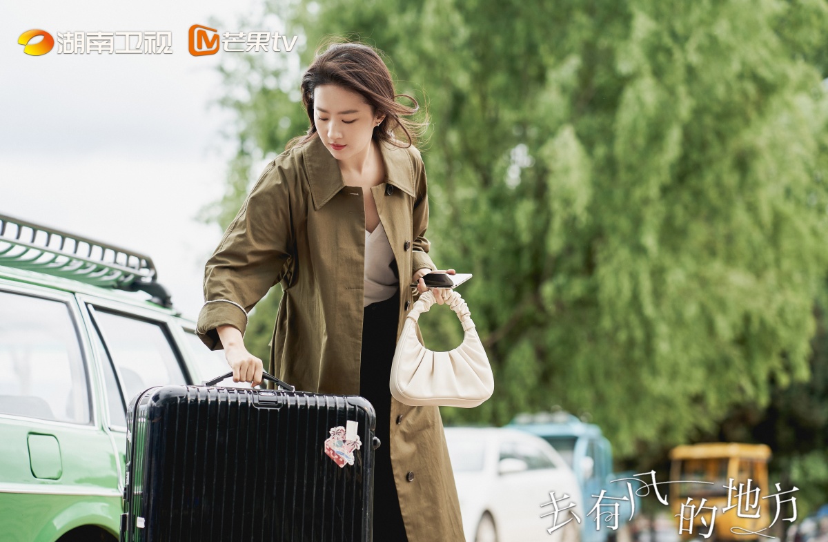 거유풍적지방-유역비-여행캐리어 드는 모습