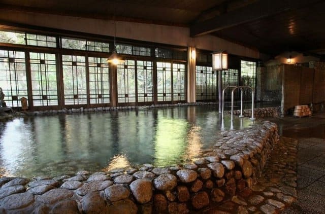 한국에서는 상상도 할 수 없는 일본 온천 사장의 '양심 죽음' 湯の入れ替え年2回「大丸別荘」、山田真・前社長が遺書残して死亡