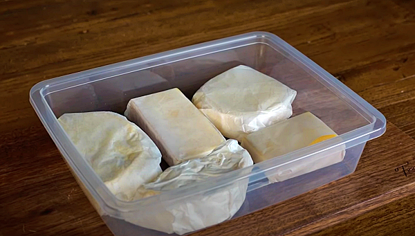 먹고 남은 치즈 보관, 통에 따로 보관_출처:치즈쌤김은주