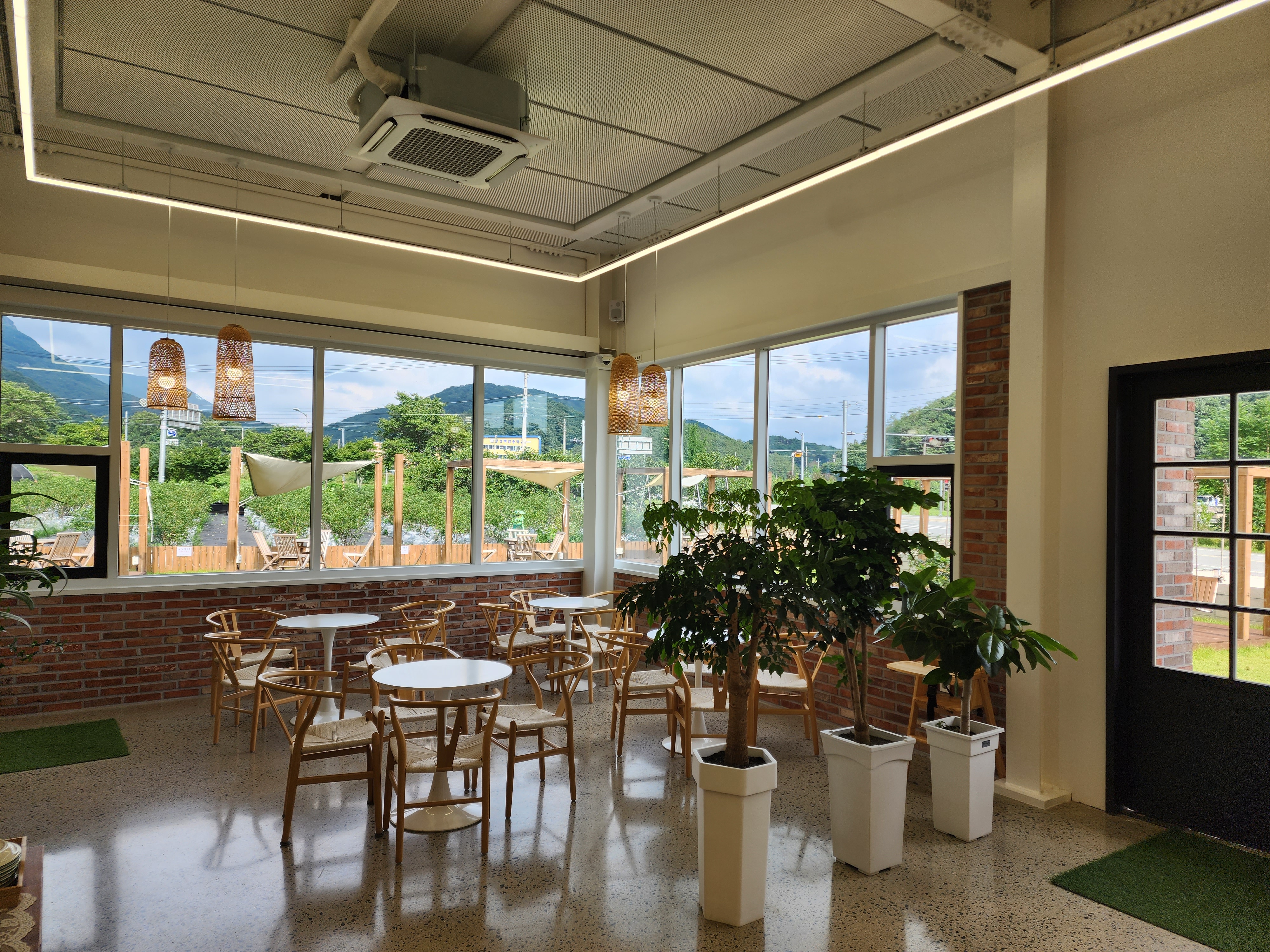 따리네시아 카페 1층