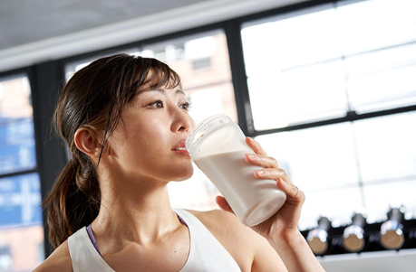 단백질을 마시는 여성