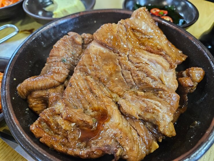 초벌구이 된 돼지갈비