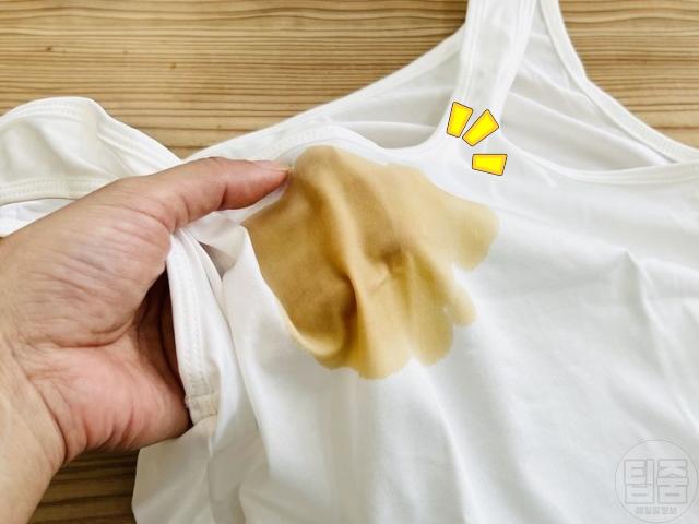 흰옷에 간장 묻었을 때 얼룩 지우기 탄산수