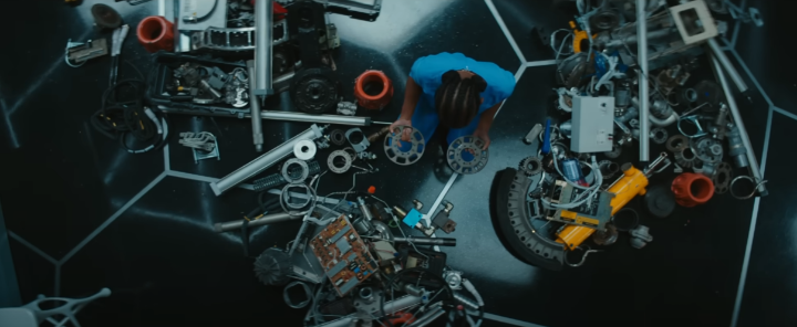 와칸다에서기기를조립하고있는과학자