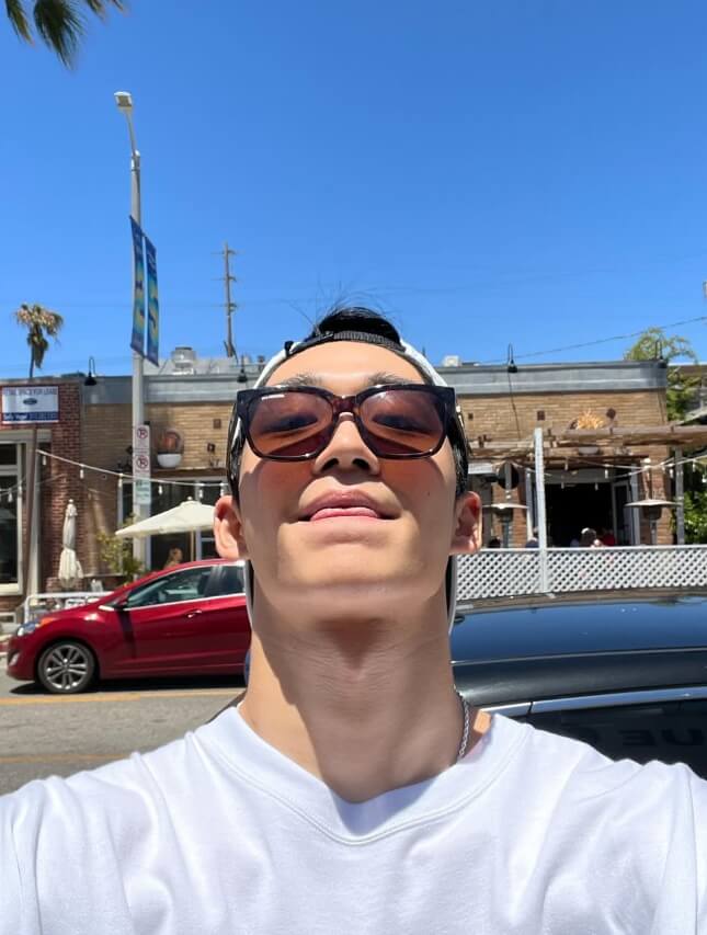 안경을쓴-남성의모습