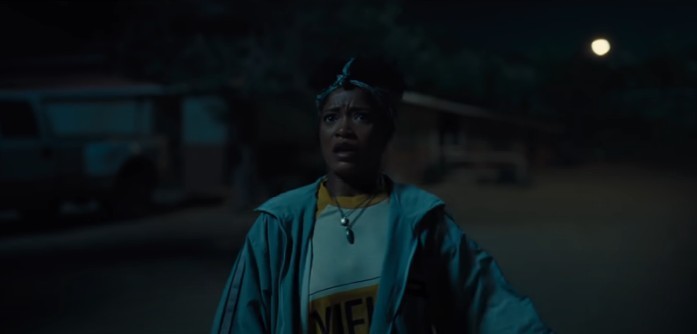 뭔가를 보고 놀라는 여성의 모습