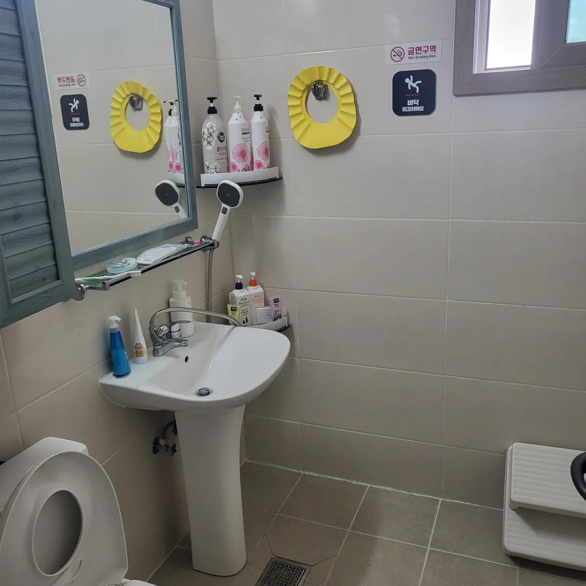 펜션-2층-화장실의-모습