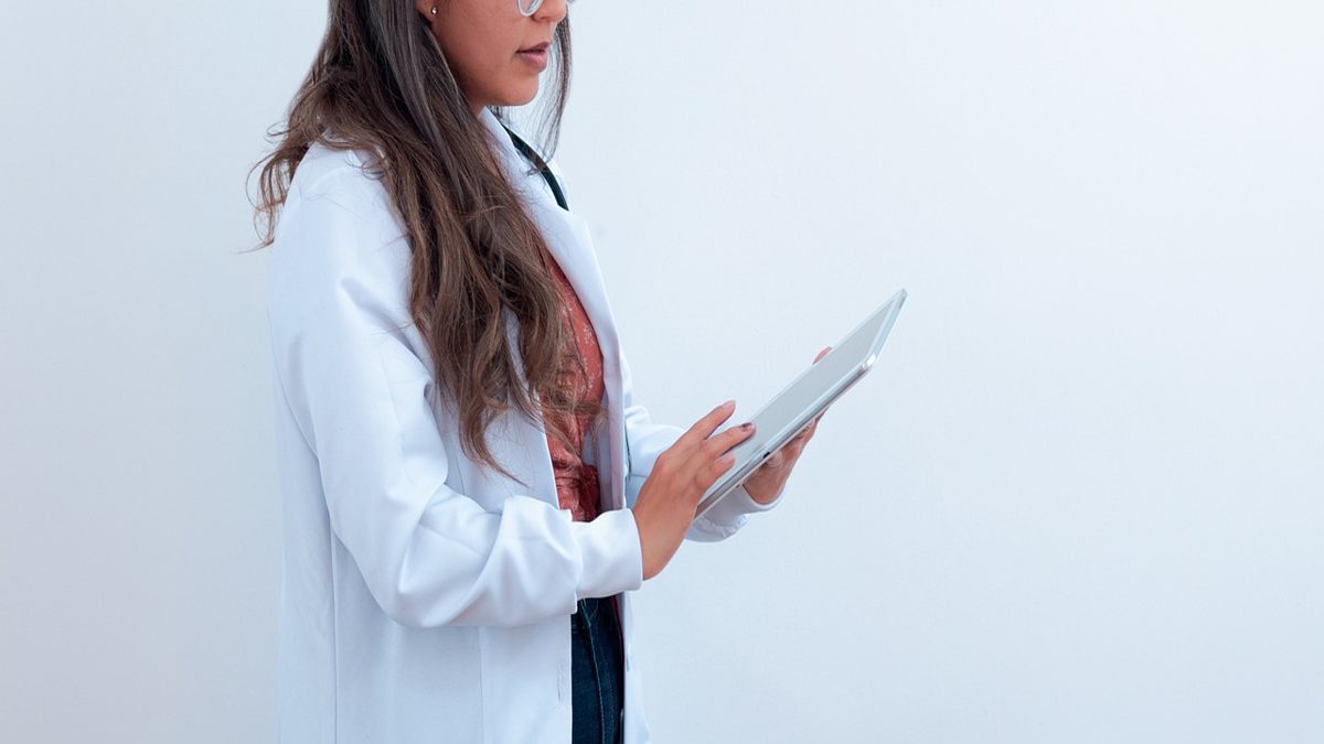 의료진이 치료 기록을 설명하는 장면