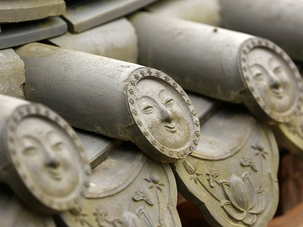 기와의 색을 만드는 광물학: 온도 변화가 만드는 색조