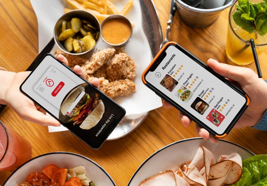 스마트폰으로 배달앱을 사용해 음식을 주문하는 모습