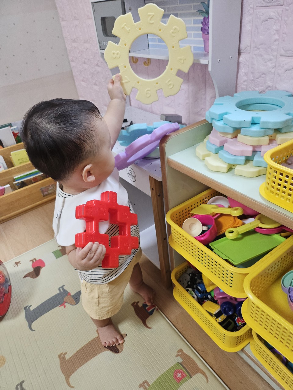 11개월 아기 어린이집에서 놀잇감을 자유롭게 탐색하는 사진
