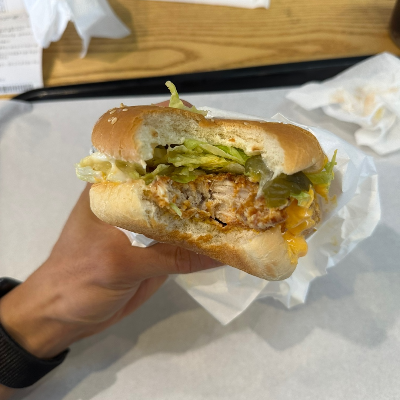 한입 먹은 딥치즈 버거 사진