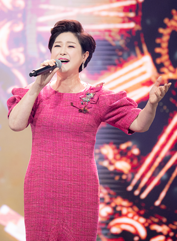 가수 김용임 프로필 사진│트로트 여왕 김용임의 무대 모습