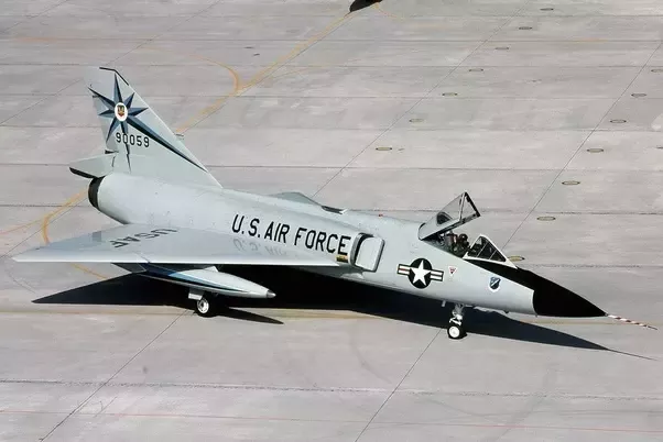 정확한 삼각형 날개인 델타익은 조종난이도가 높았다