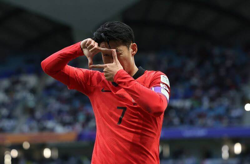 골을 넣고 팬들에게 인사하는 손흥민 선수