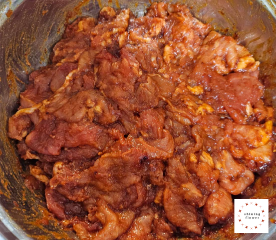 고기 양념에 재워두기