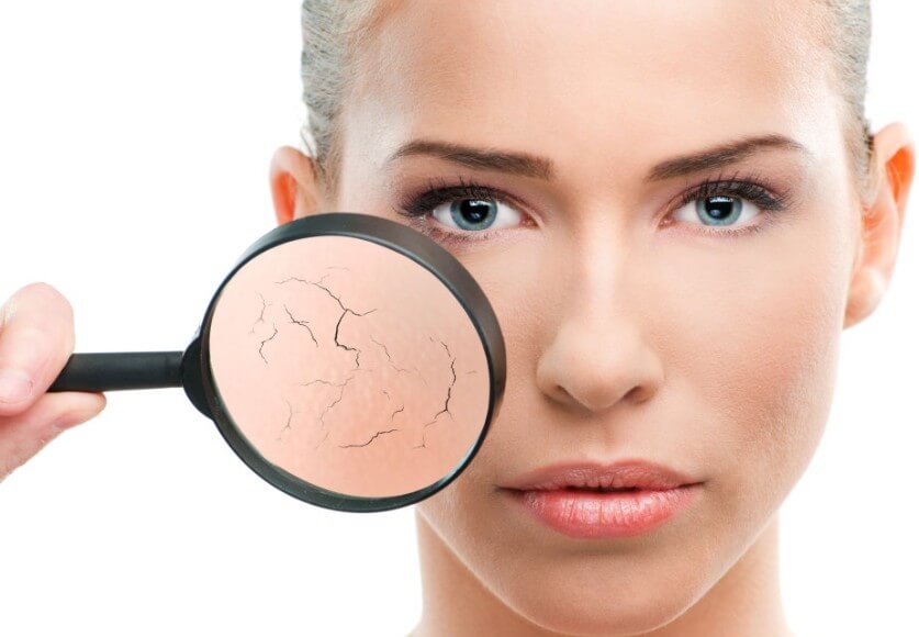 돋보기로 피부 각질을 보는 모습