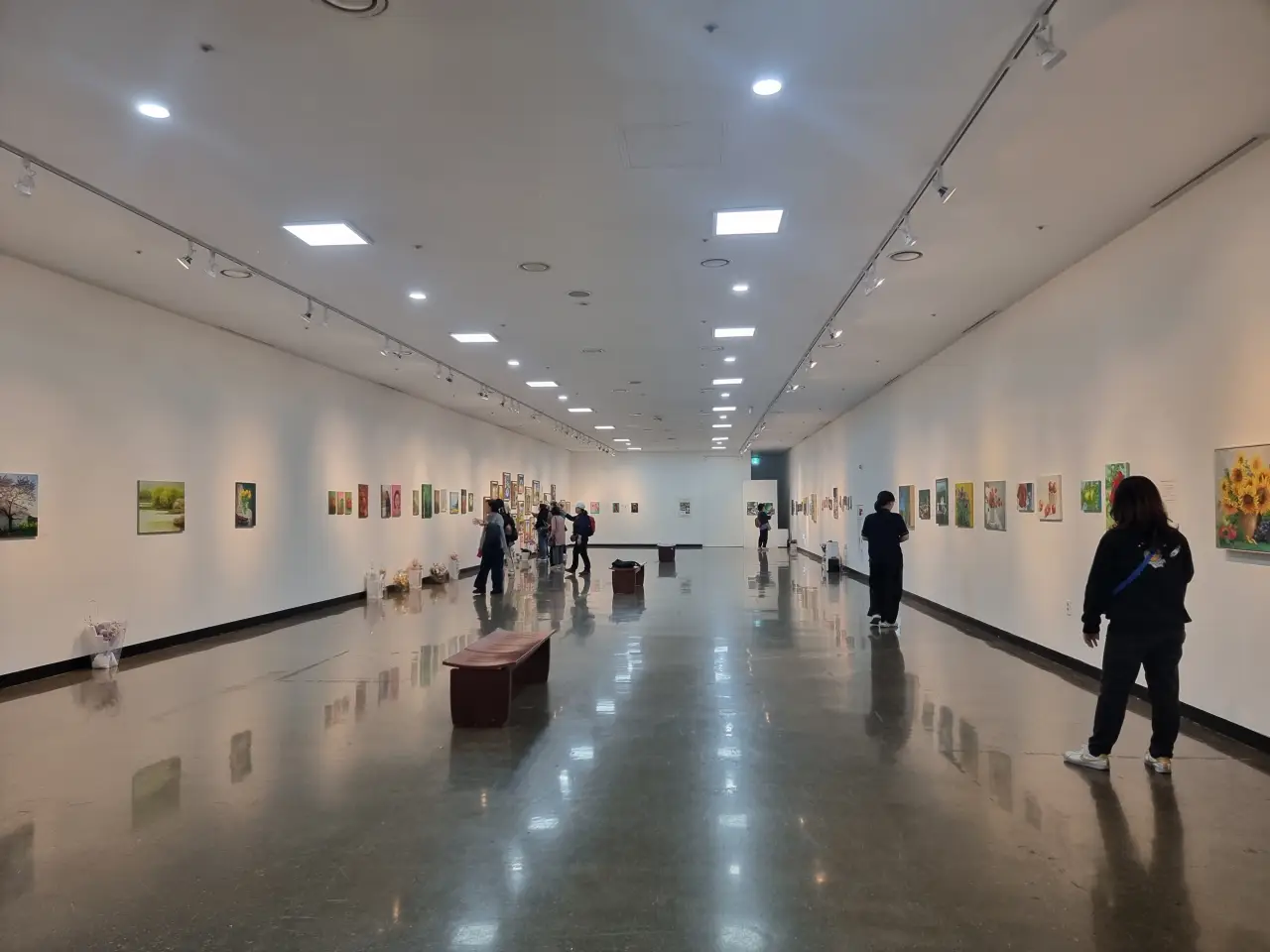 갤러리-그림-감상하는-사람들