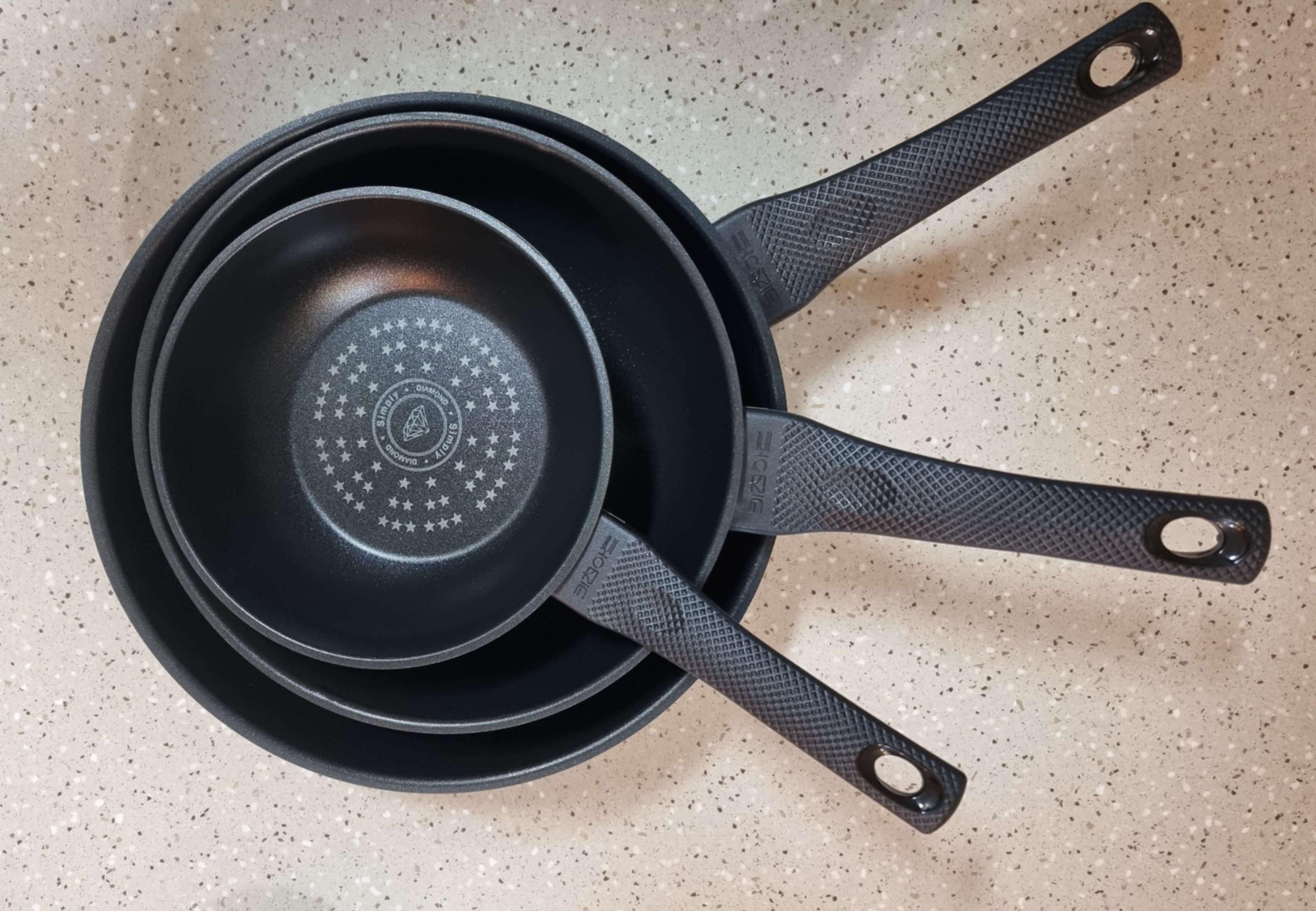 세척을 마친 후라이팬 3개