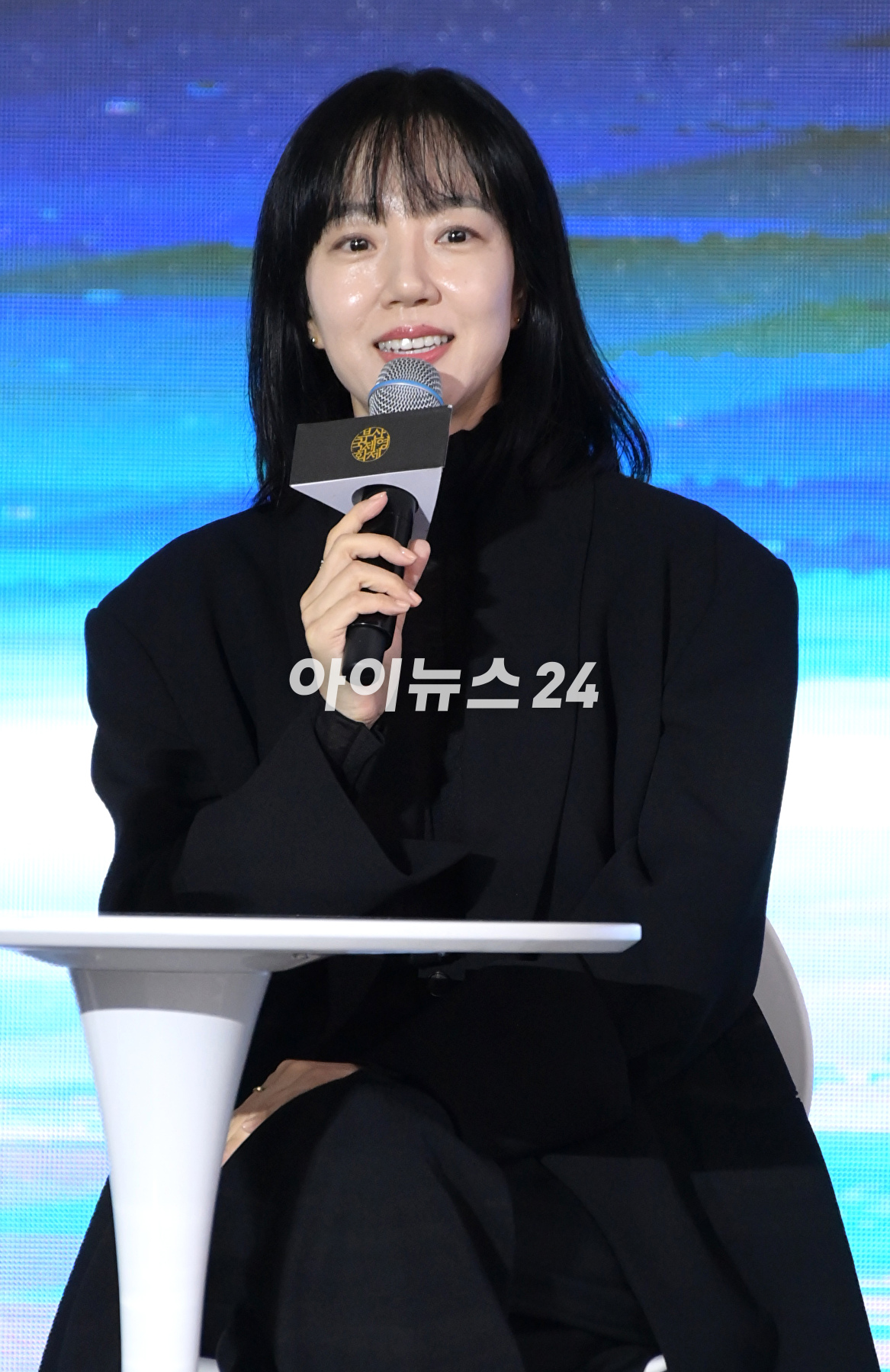 배우 임수정이 7일 오후 부산광역시 해운대구 영화의전당에서 진행된 제28회 부산국제영화제 '거미집' 오픈토크에 참석하고 있다. [사진=정소희 기자]