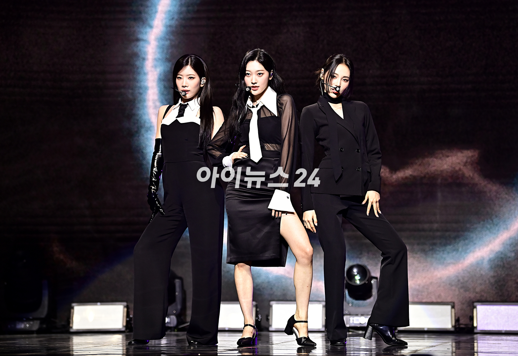 오드아이써클이 12일 오후 서울 광진구 예스24 라이브홀에서 열린 미니앨범 ‘버전 업’(Version Up) 쇼케이스에서 무대를 선보이고 있다. [사진=곽영래 기자]