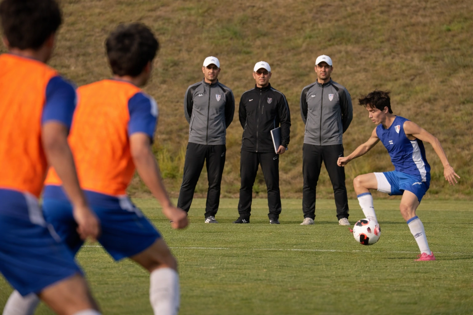 동계 훈련장에서 훈련에 힘쓰는 선수들과 선수들을 바라보는 이정효감독과 코치진